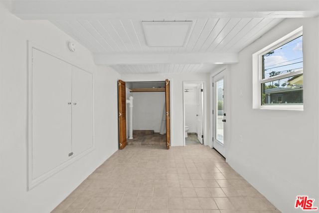 100 E Kenneth Road, Glendale, CA 91207