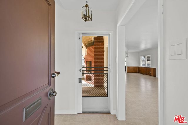 100 E Kenneth Road, Glendale, CA 91207