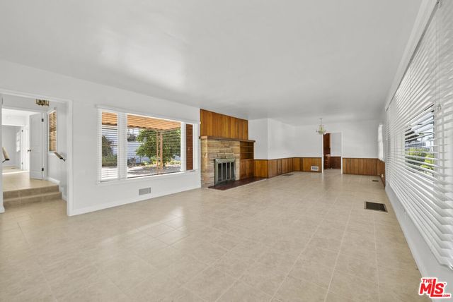 100 E Kenneth Road, Glendale, CA 91207