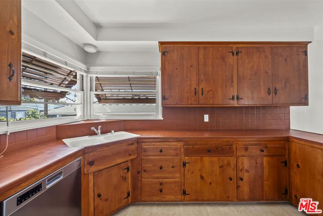 100 E Kenneth Road, Glendale, CA 91207