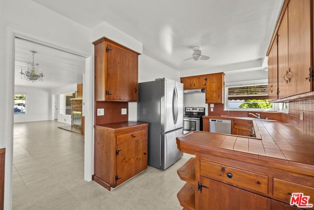 100 E Kenneth Road, Glendale, CA 91207