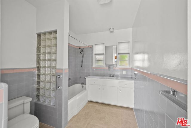 100 E Kenneth Road, Glendale, CA 91207
