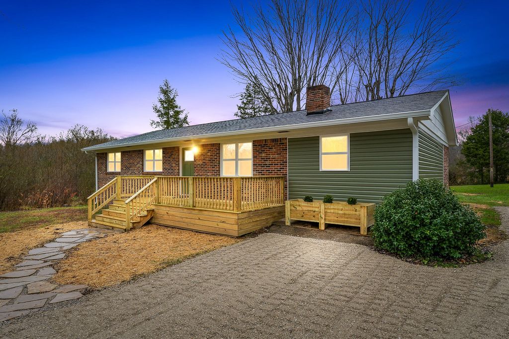 224 Lake St, Livingston, TN 38570