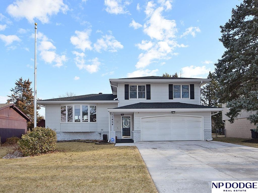11454 Queens Drive, Omaha, NE 68164