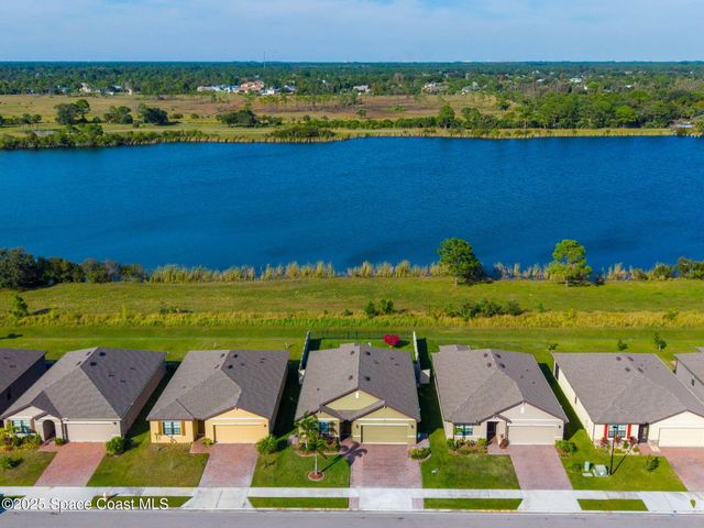 2083 Farmhouse Road SE, Palm Bay, FL 32909