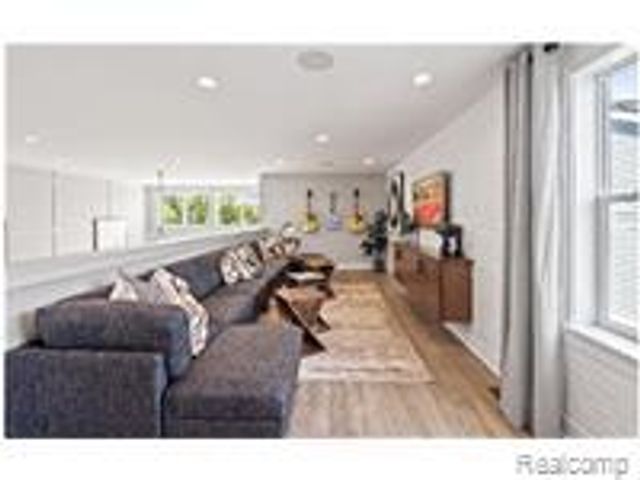 7635 Larchwood Drive, West Bloomfield, MI 48322