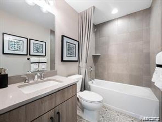 7635 Larchwood Drive, West Bloomfield, MI 48322