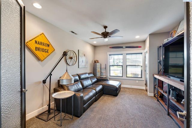 11807 Pelican Road, Pasco, WA 99301