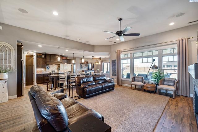 11807 Pelican Road, Pasco, WA 99301