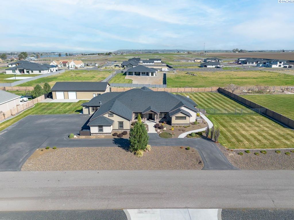 11807 Pelican Road, Pasco, WA 99301