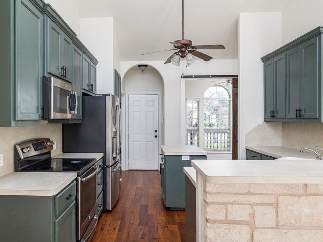 2209 Lark LN, Taylor, TX 76574