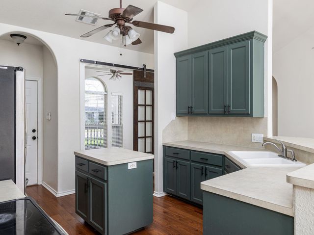 2209 Lark LN, Taylor, TX 76574