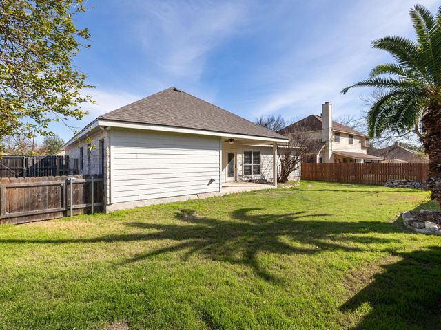 2209 Lark LN, Taylor, TX 76574