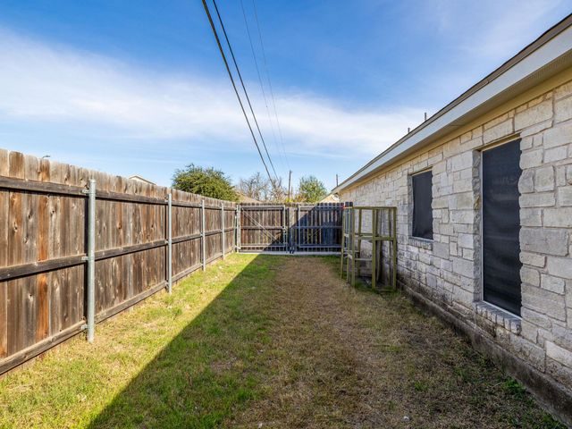 2209 Lark LN, Taylor, TX 76574