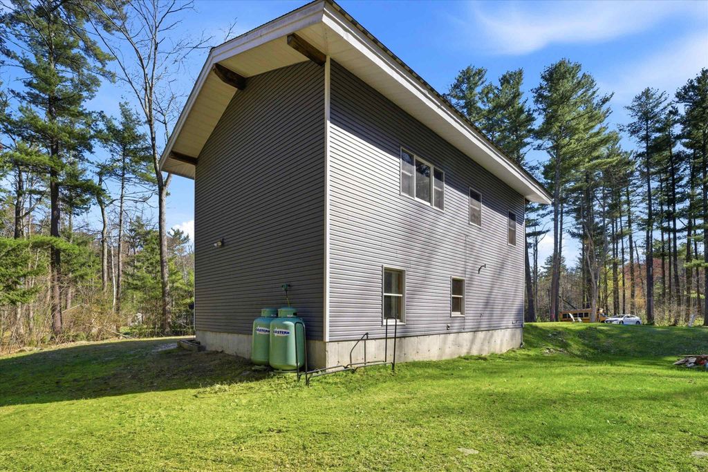1 Deer Crossing Circle, Londonderry, NH 03053