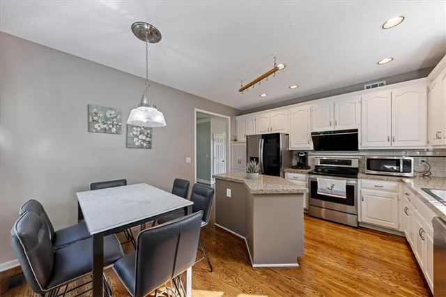 11207 W 116th Terrace, Overland Park, KS 66210
