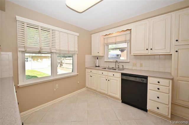 2323 Elmhurst Avenue, Royal Oak, MI 48073