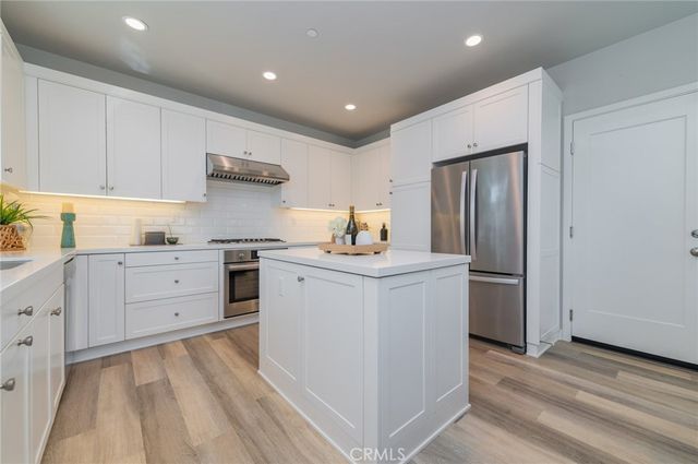 124 Holly Springs, Irvine, CA 92618