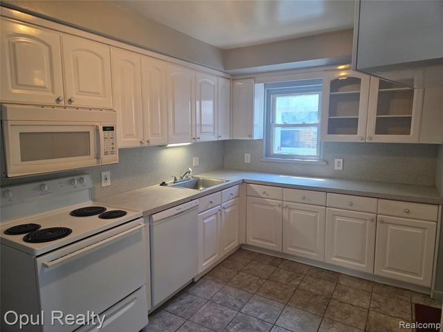 13520 Fenton, Redford, MI 48239