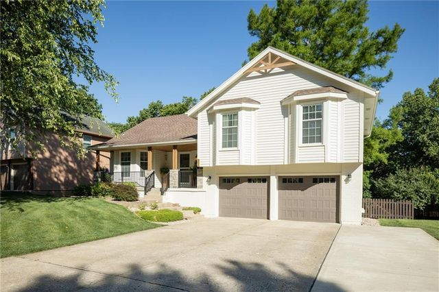 304 SE Brownfield Drive, Lee's Summit, MO 64063