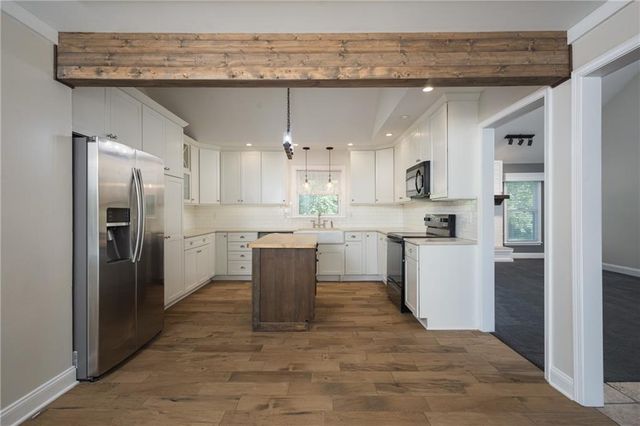 304 SE Brownfield Drive, Lee's Summit, MO 64063