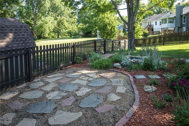 304 SE Brownfield Drive, Lee's Summit, MO 64063