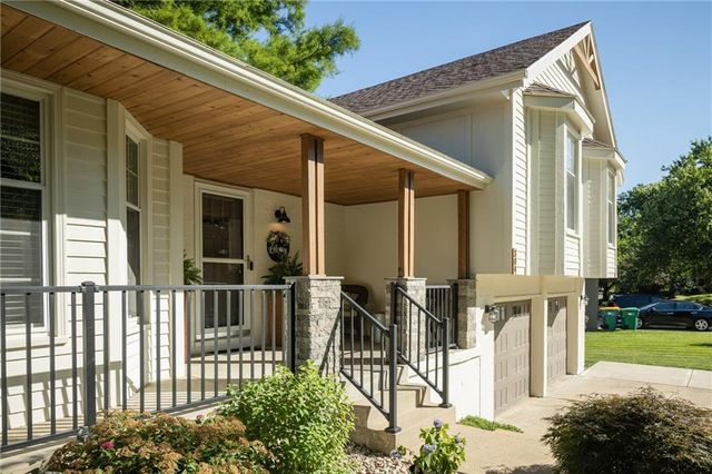 304 SE Brownfield Drive, Lee's Summit, MO 64063