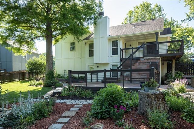 304 SE Brownfield Drive, Lee's Summit, MO 64063