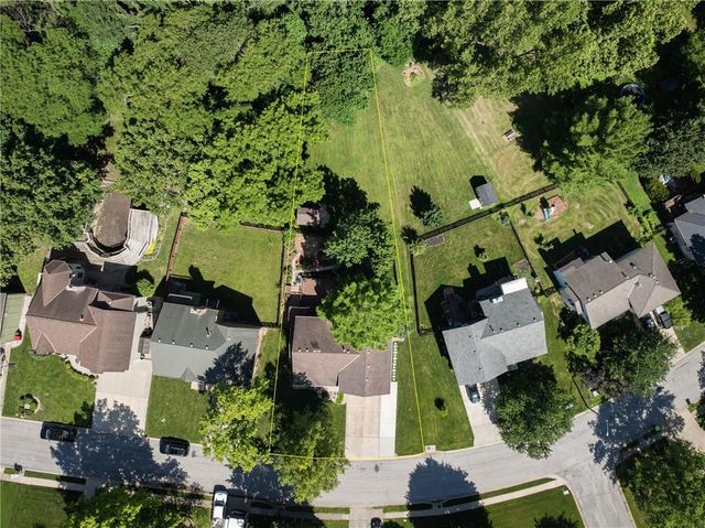 304 SE Brownfield Drive, Lee's Summit, MO 64063