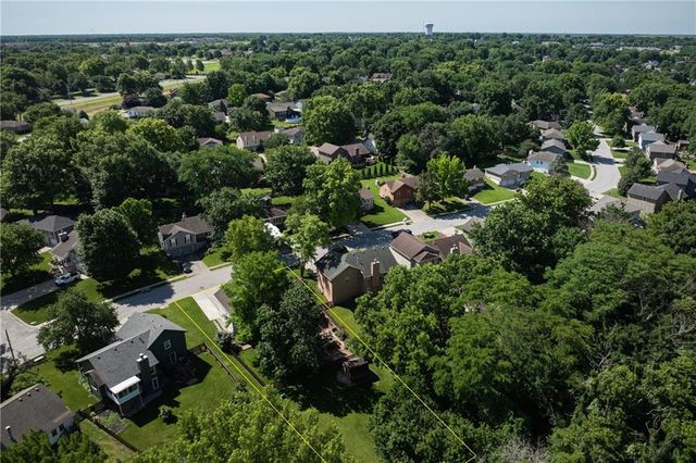 304 SE Brownfield Drive, Lee's Summit, MO 64063