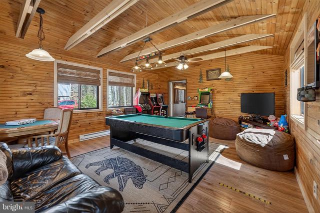 2038 BEAVER RUN RD, Pocono Lake, PA 18347
