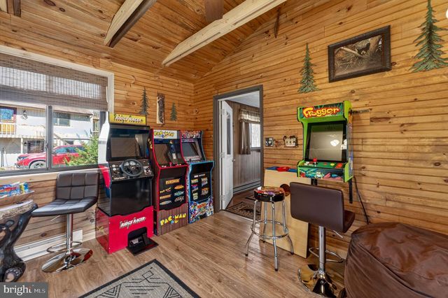 2038 BEAVER RUN RD, Pocono Lake, PA 18347