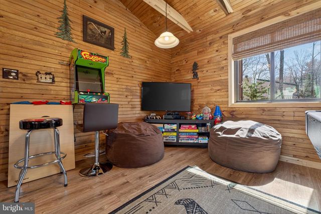 2038 BEAVER RUN RD, Pocono Lake, PA 18347