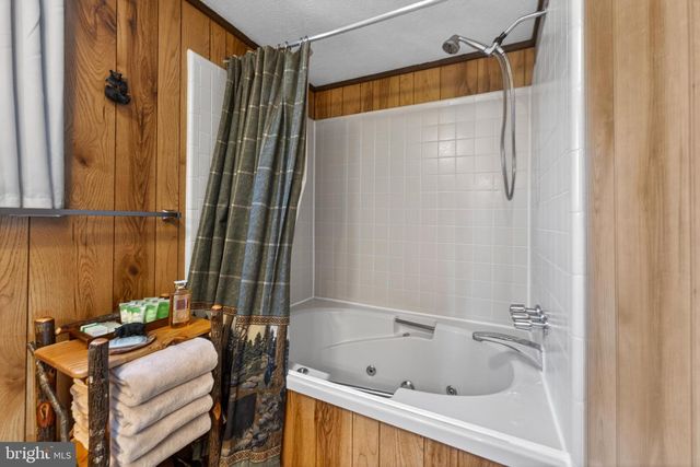 2038 BEAVER RUN RD, Pocono Lake, PA 18347