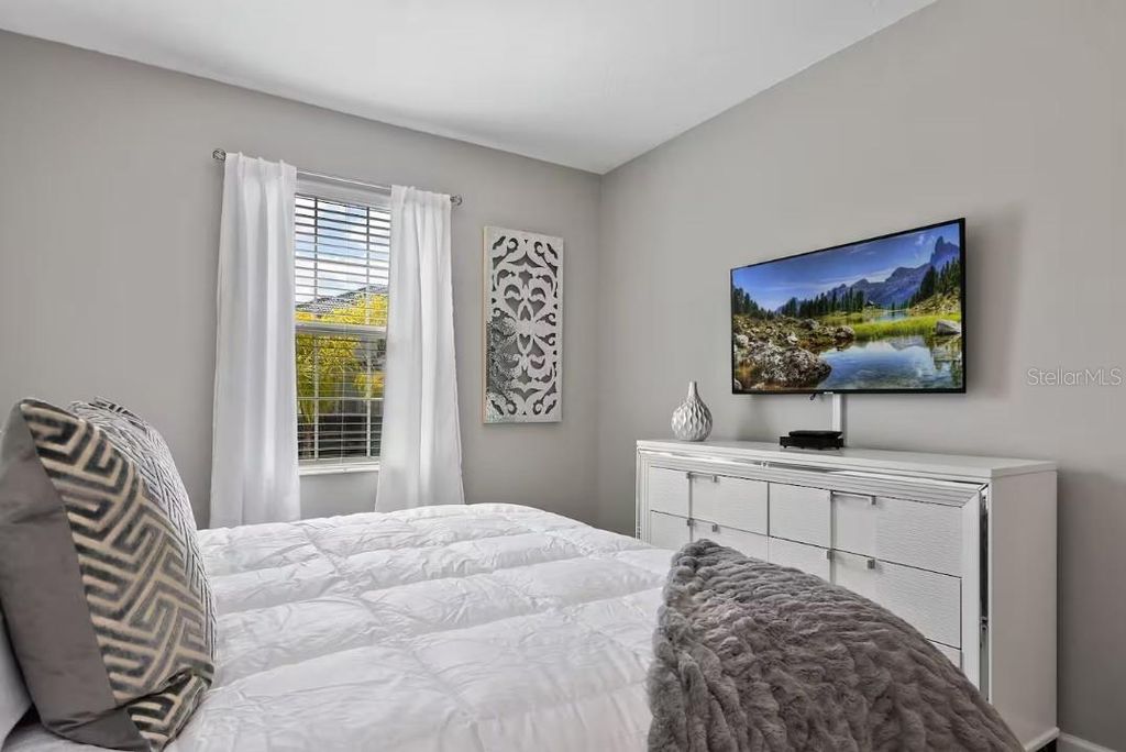 Image 13 of property listing at 1545 MAIDSTONE COURT, Davenport, FL 33896