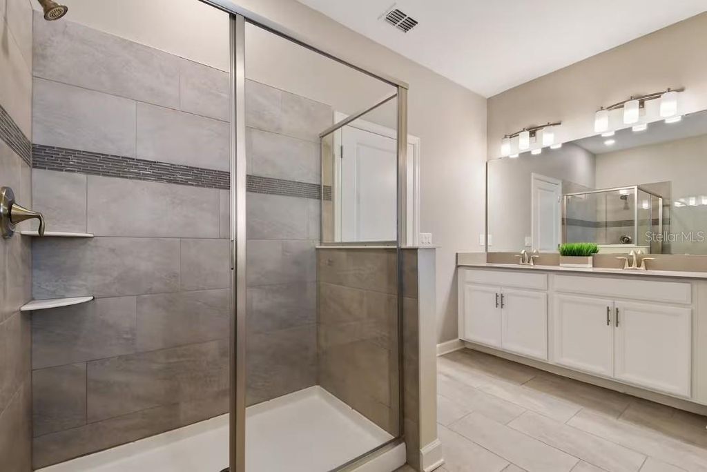 Image 18 of property listing at 1545 MAIDSTONE COURT, Davenport, FL 33896