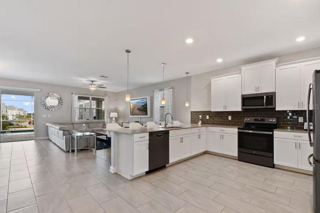 Image 3 of property listing at 1545 MAIDSTONE COURT, Davenport, FL 33896