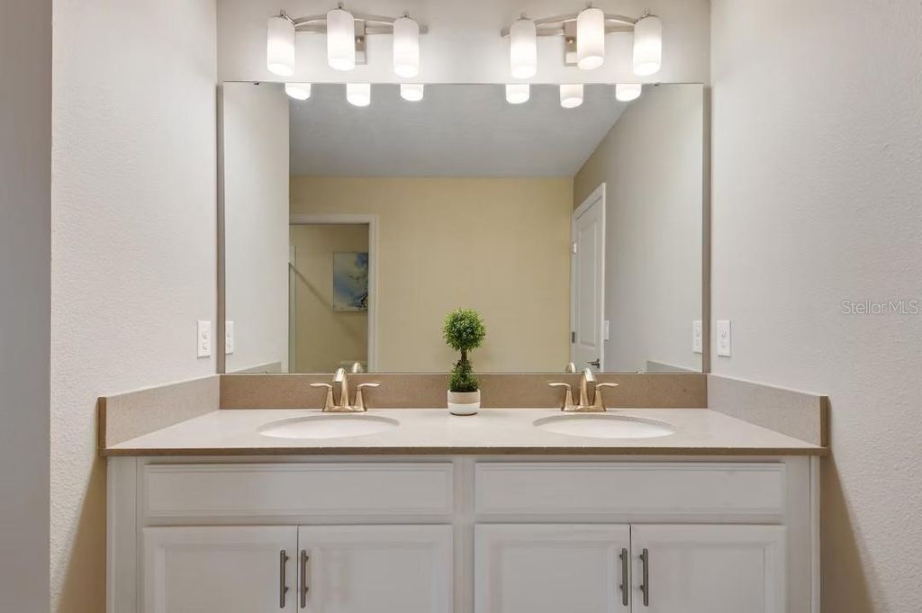 Image 22 of property listing at 1545 MAIDSTONE COURT, Davenport, FL 33896