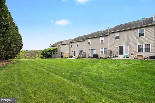 208 COUNTRY RIDGE DR, Red Lion, PA 17356