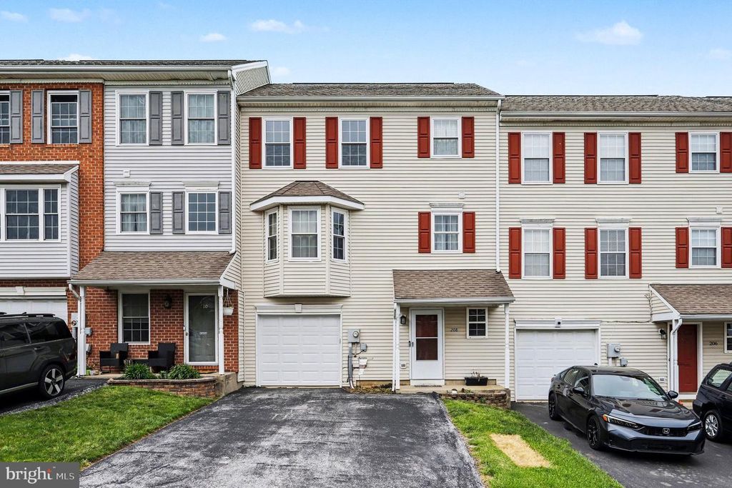 208 COUNTRY RIDGE DR, Red Lion, PA 17356
