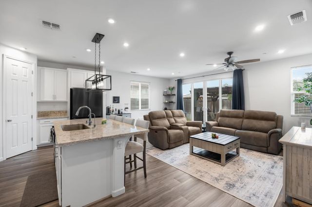 1552 Egyptian Way, Olivehurst, CA 95961