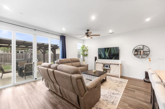 1552 Egyptian Way, Olivehurst, CA 95961