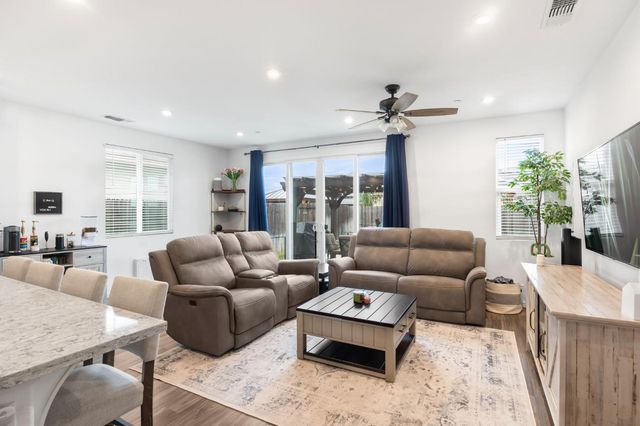 1552 Egyptian Way, Olivehurst, CA 95961