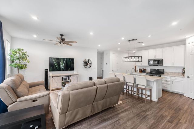 1552 Egyptian Way, Olivehurst, CA 95961