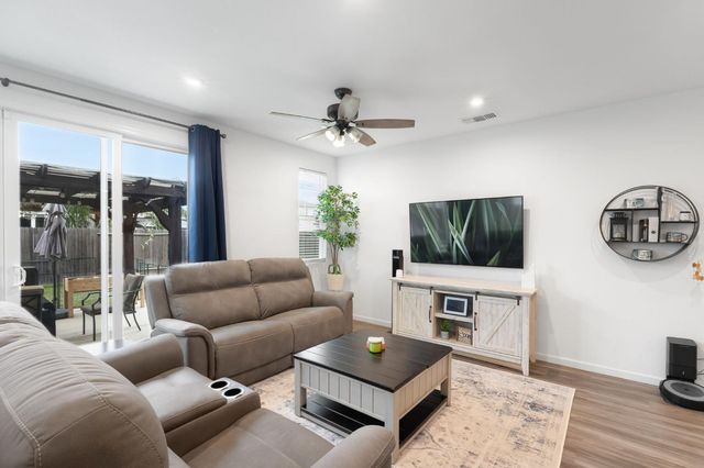 1552 Egyptian Way, Olivehurst, CA 95961