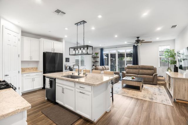 1552 Egyptian Way, Olivehurst, CA 95961