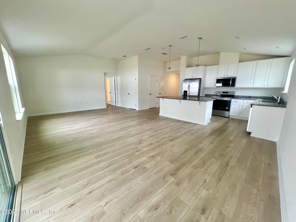 Image 3 of property listing at 954 PANTHER LAKE Parkway, Jacksonville, FL 32221