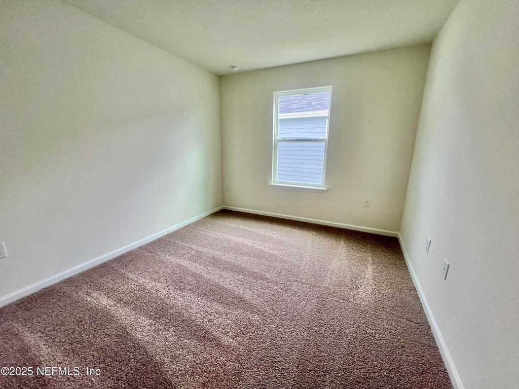 Image 4 of property listing at 954 PANTHER LAKE Parkway, Jacksonville, FL 32221