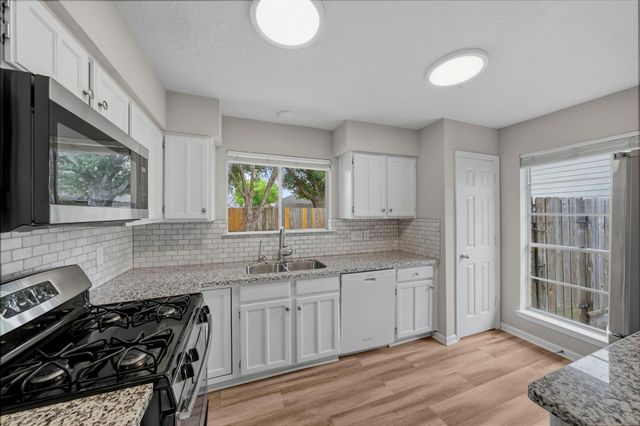 7235 Sonnet Glen Lane, Houston, TX 77095