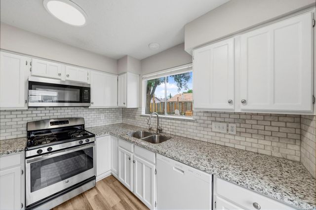 7235 Sonnet Glen Lane, Houston, TX 77095